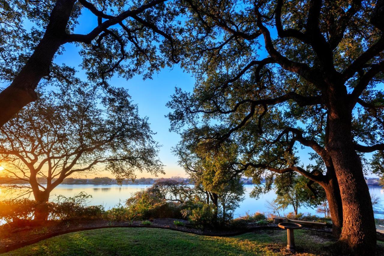 Inn On Lake Granbury Exterior photo