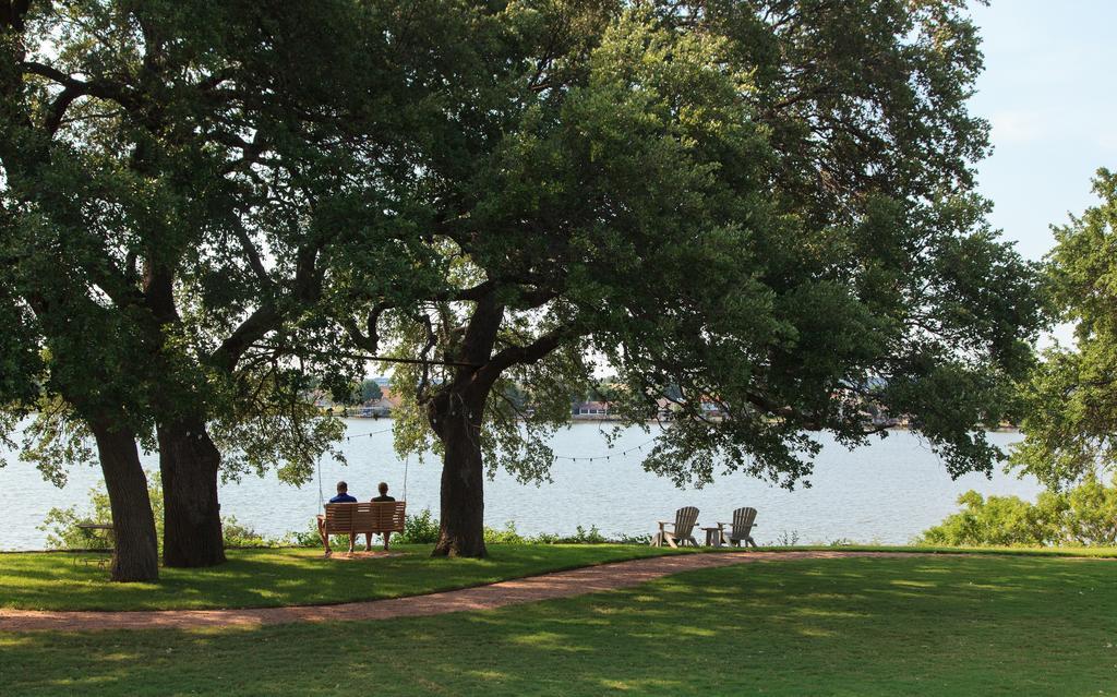 Inn On Lake Granbury Exterior photo