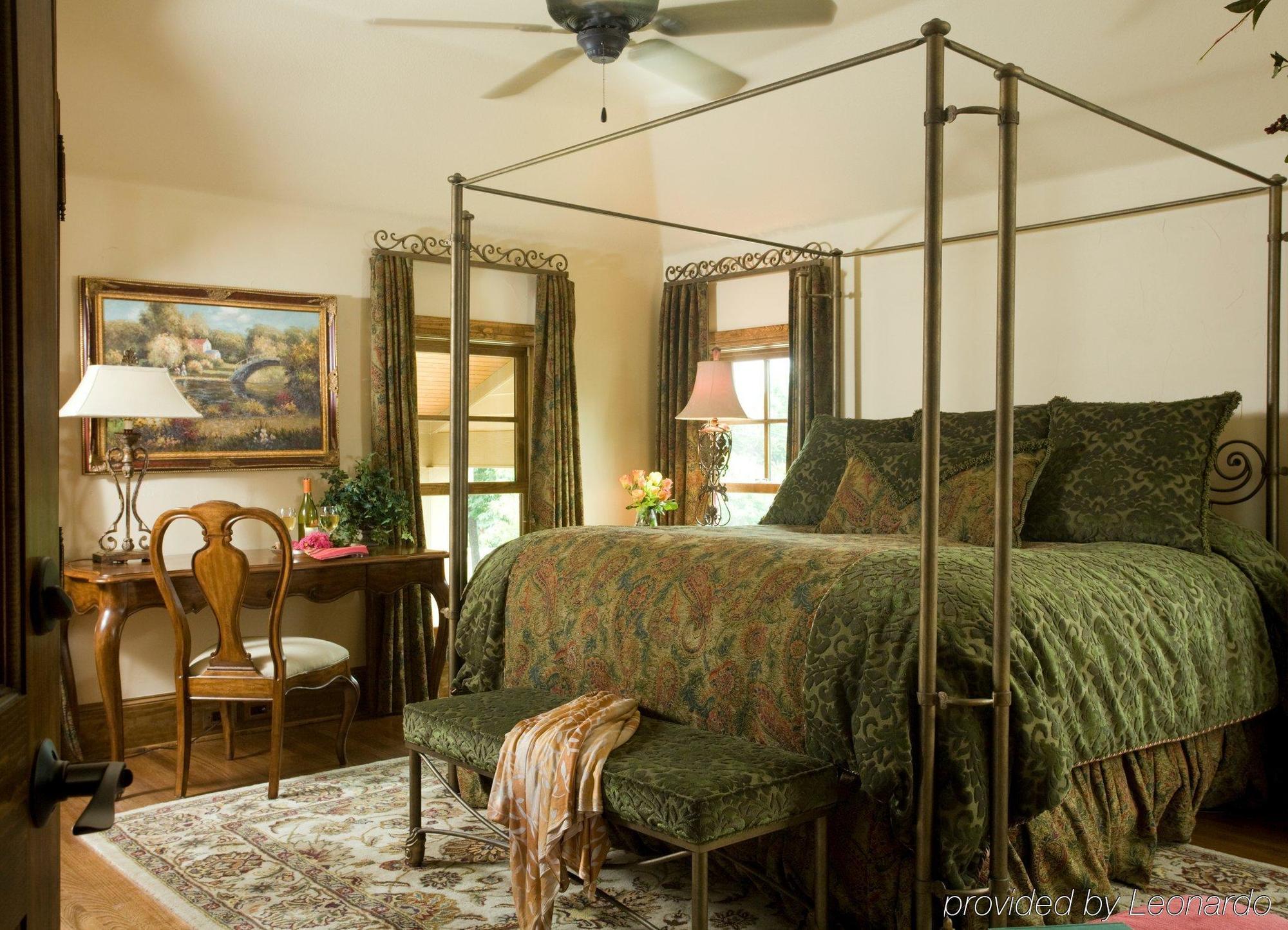 Inn On Lake Granbury Room photo