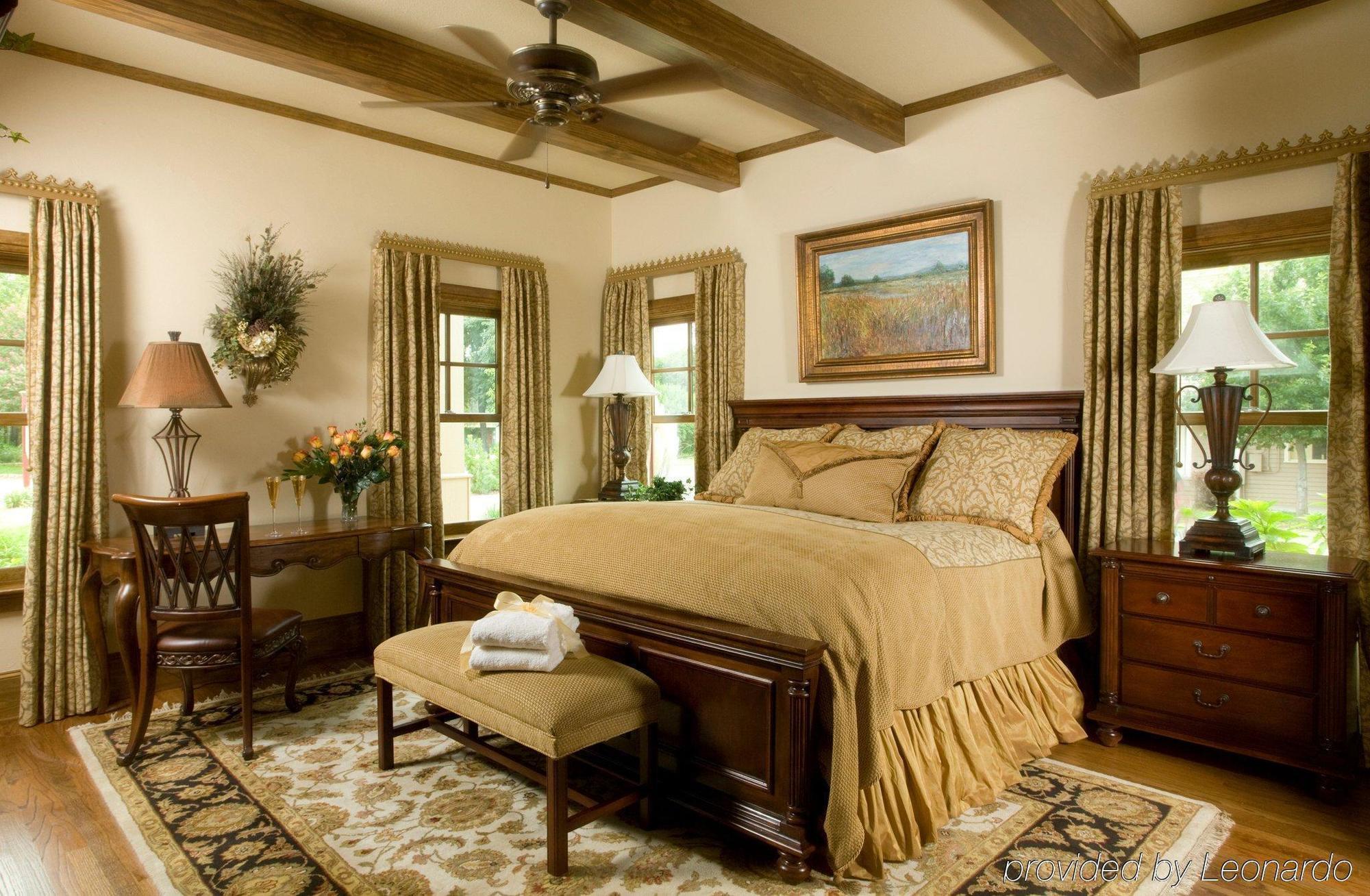 Inn On Lake Granbury Room photo